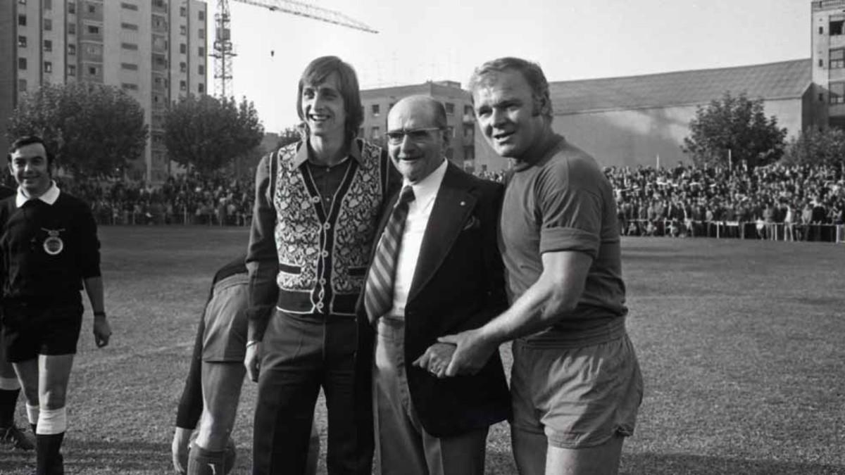 Josep Boter el día de su homenaje, entre Cruyff y Kubala, en octubre de 1973 en el campo de Fabra y Coats