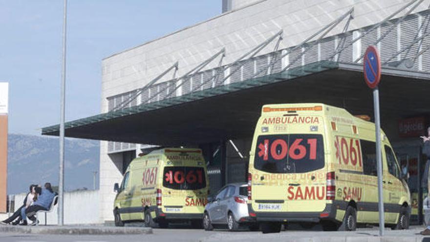 Ambulancias en el hospital Son Llàtzer, en Palma, en una imagen de archivo.
