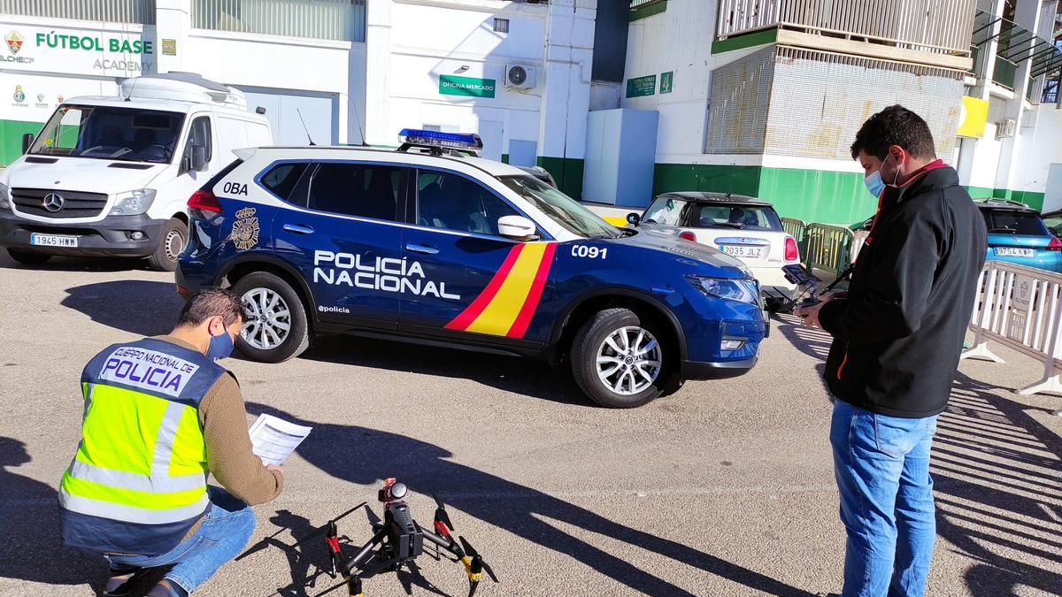 Agentes de Policía a las puertas del estadio Martínez Valero