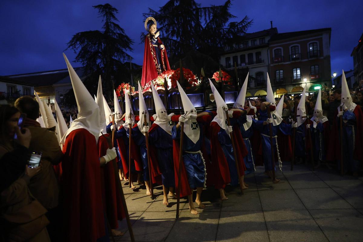 EN IMÁGENES: La multitudinaria procesión del Encuentro en Avilés