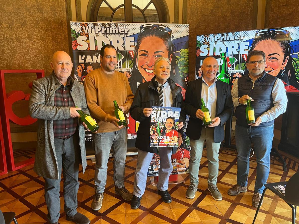 Por la izquierda, José Luis García, Germán Guardado, Marcos Abel Fernández, Abel Junquera y Toño Migoya, en la presentación de La Primer Sidre l'Añu celebrada en la Casa Paquet.