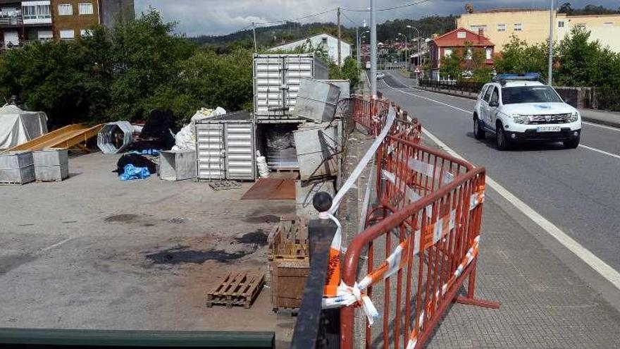 El coche volcó en el solar de la empresa de Os Martices. // Noé Parga