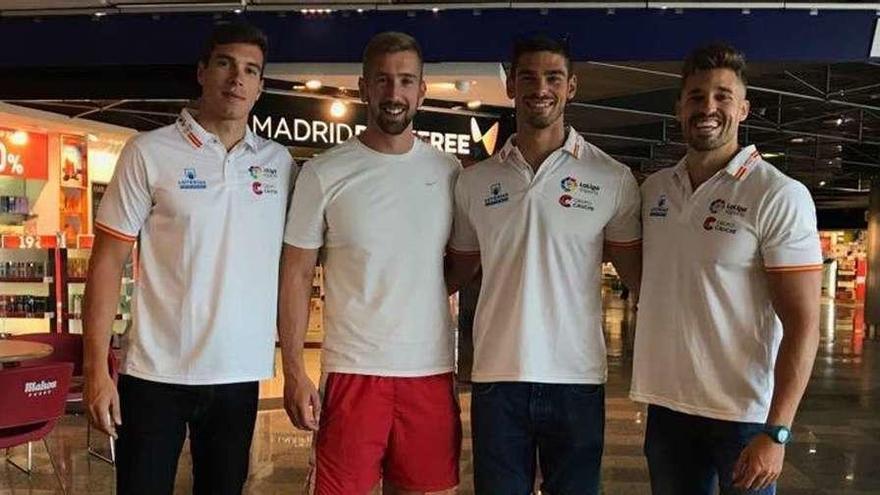 Óscar Carrera, Carlos Arévalo, Roi Rodríguez y Carlos Garrote, ayer en el aeropuerto antes de viajar.