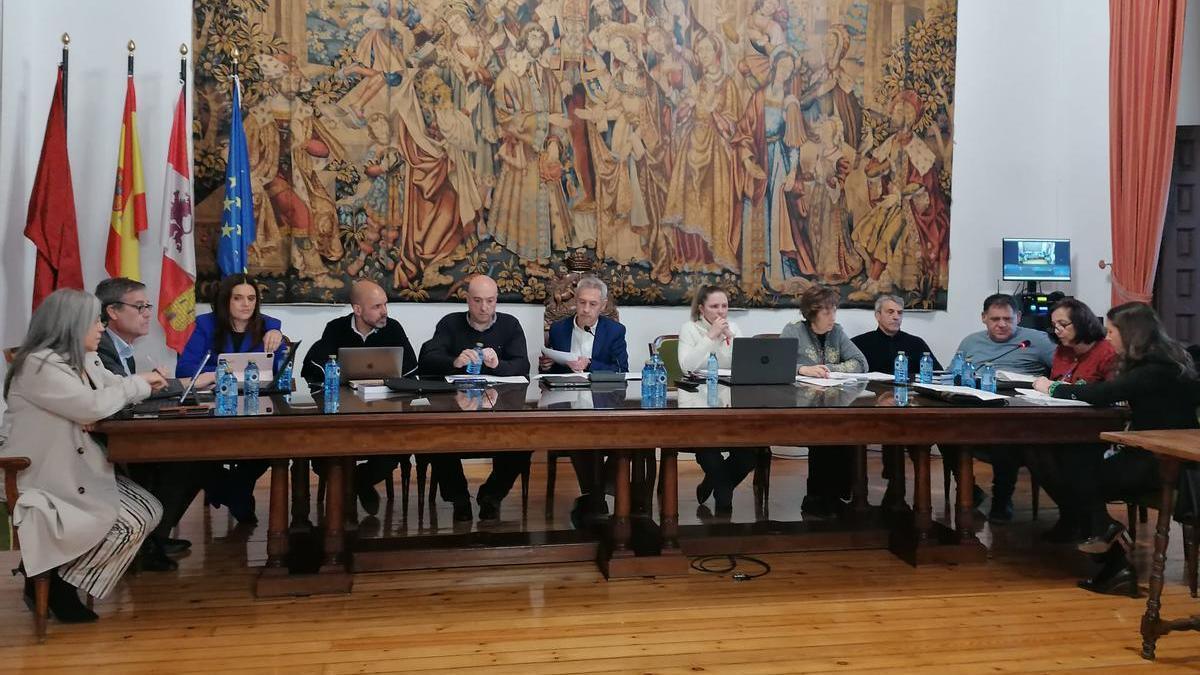 Los concejales de la Corporación abordan uno de los puntos del orden del día.