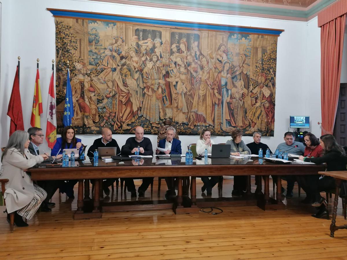 Los concejales de la Corporación abordan uno de los puntos del orden del día.
