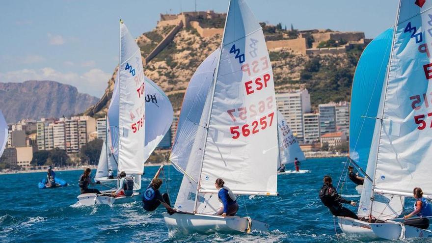 El Reial Club de Regates reforça Alacant com a enclavament del turisme esportiu amb el Nacional de 420