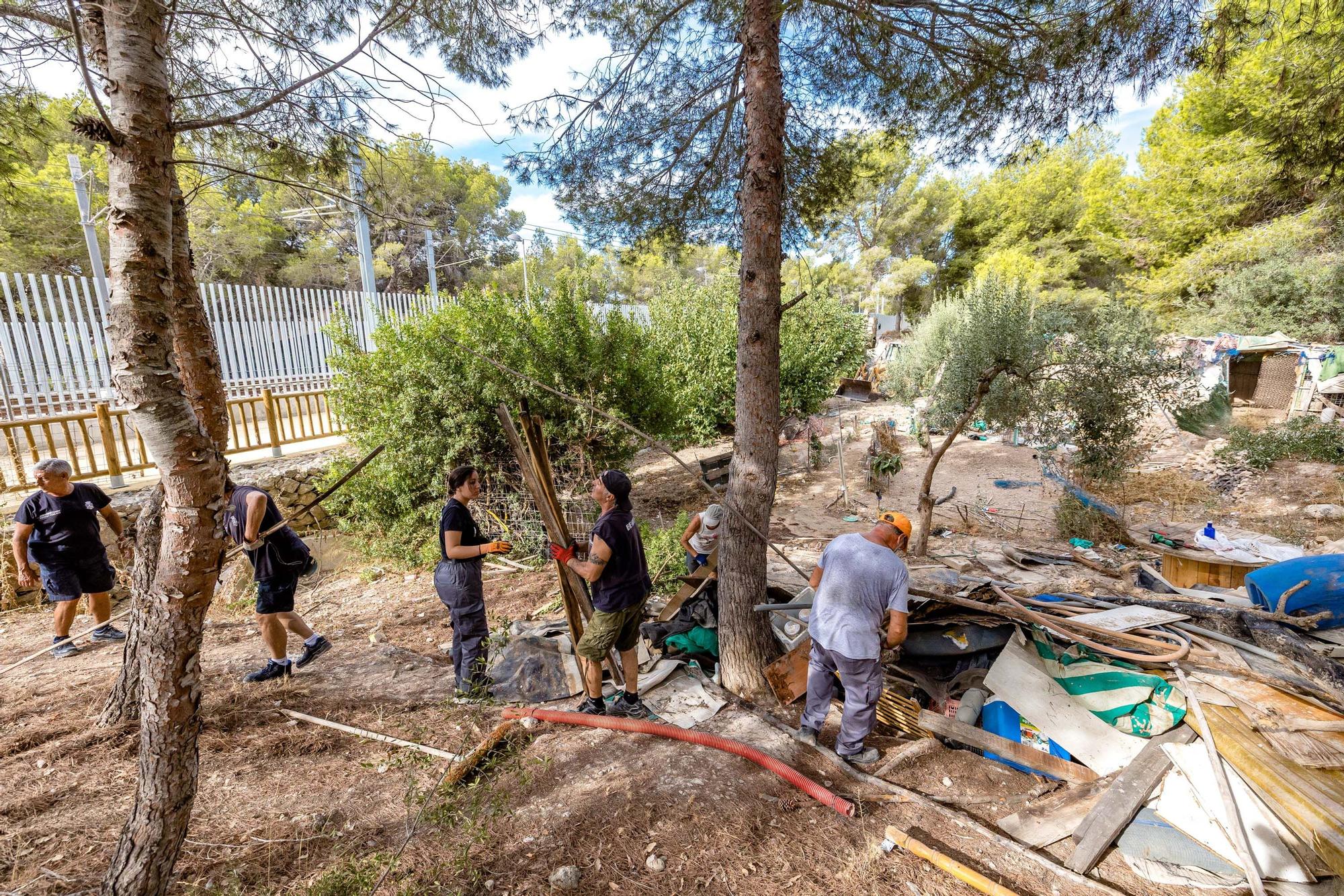 El Consistorio recupera cientos de metros okupados por huertos, casetas para animales o chamizos donde guardar trastos, algunos de ellos desde hace más de tres décadas. Todas las personas han accedido a marcharse de manera voluntaria puesto que nadie tenía en la zona su primera residencia