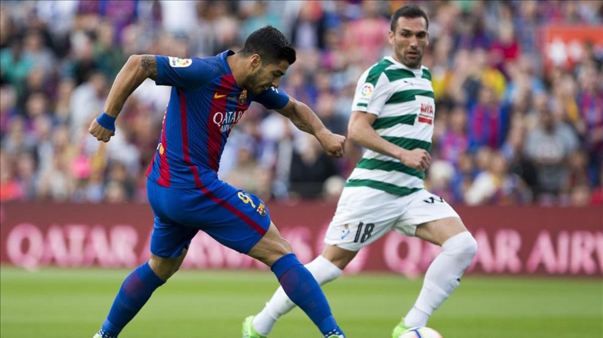 Luis Suárez intenta un remate a portería