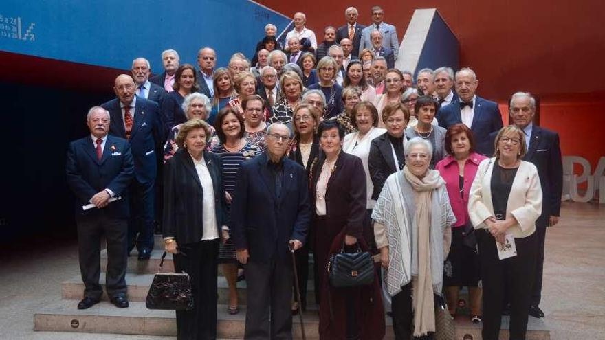 Asistentes al acto solidario celebrado en el restaurante del Pazo da Cultura. // Rafa Vázquez