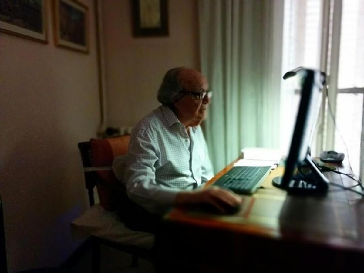 Persona d’edat utilitzant l’ordinador. 