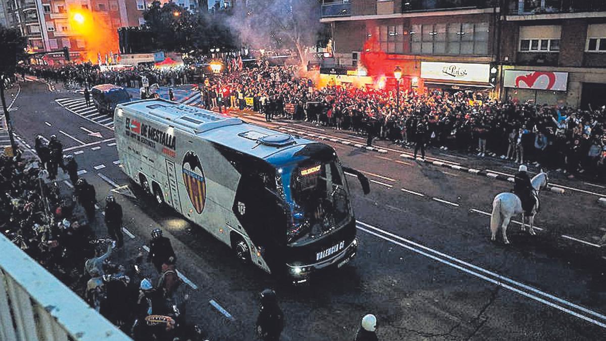 Llegada del autobús del Valencia a Mestalla