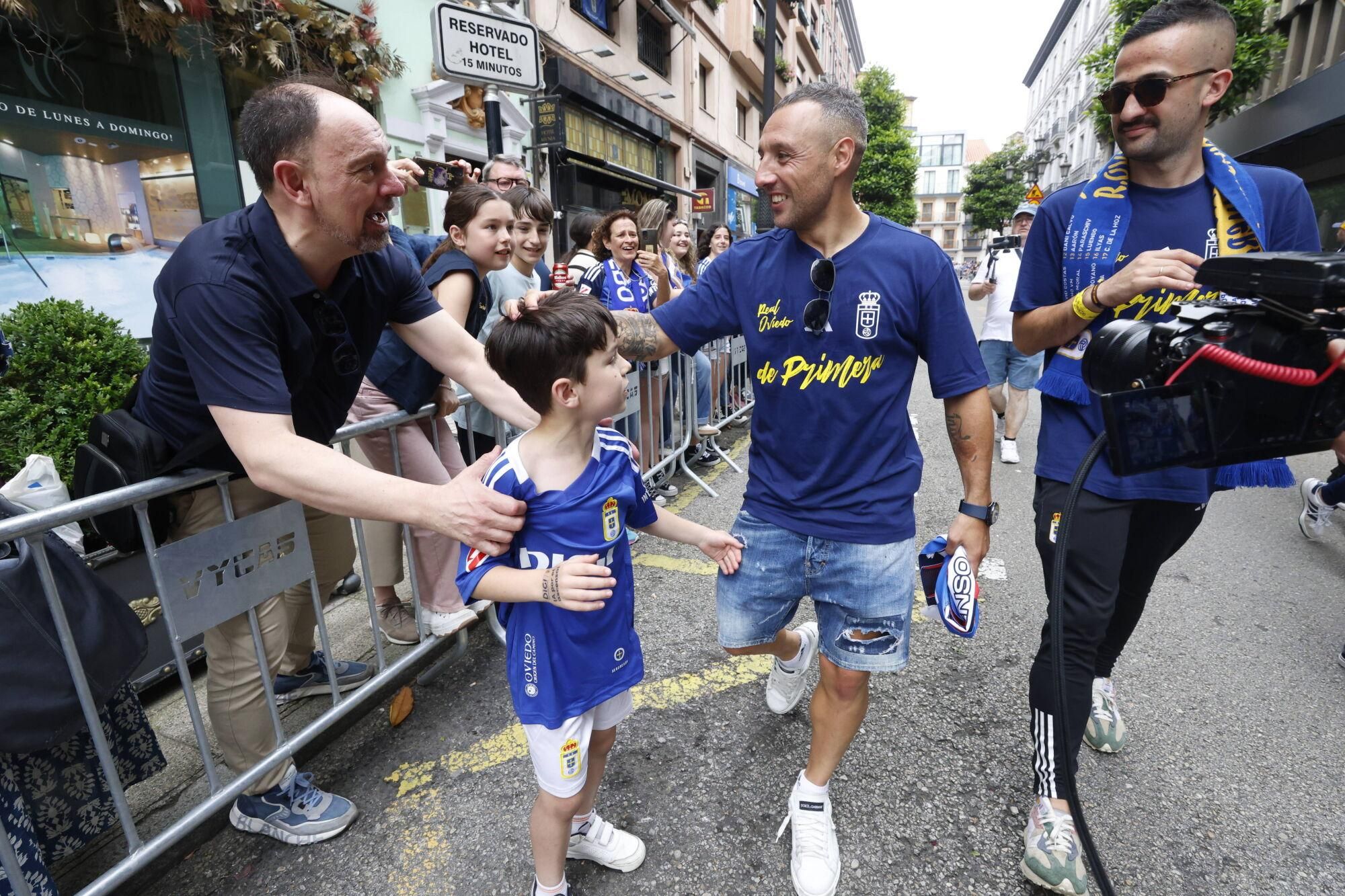 Locura azul en las calles de Oviedo para celebrar el ascenso del equipo a Primera División