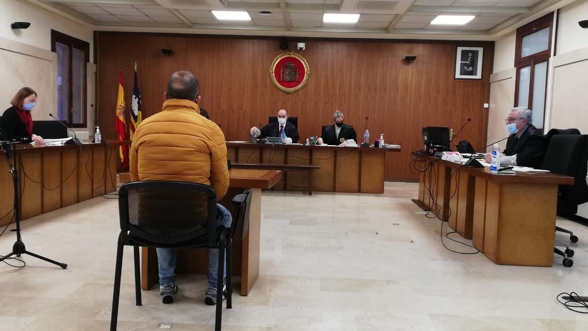 El acusado de haber violado a una mujer mientras dormía en Palma, sentado para el juicio en la Audiencia Provincial.