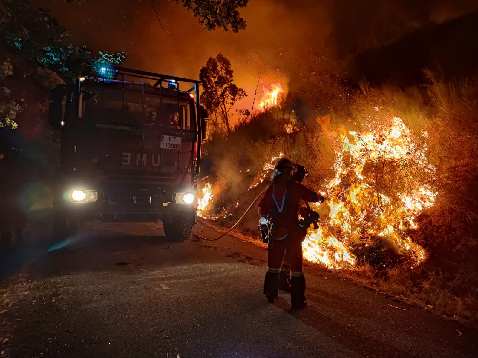 Los efectivos de la UME trataron de contener la fuerza del fuego en Arbo en la noche del sábado al domingo