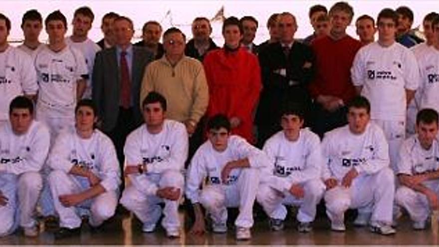 en el club. Los jugadores de la VI Lliga Juvenil Caixa Popular jugarán 28 partidas durante tres meses. En la foto, junto a monitores de pilota y representantes de Caixa Popular y de la Federació.