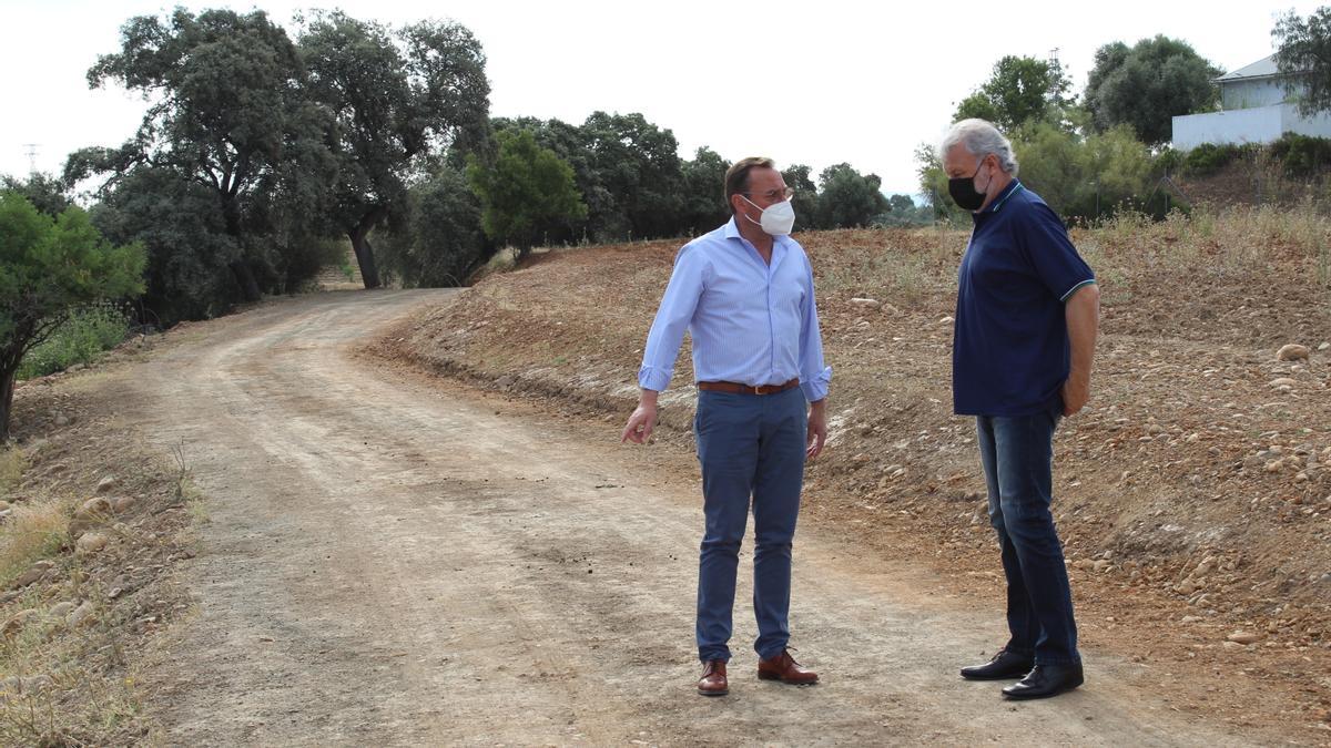 El alcalde de Villafranca, durante su visita al camino de El Calvario.