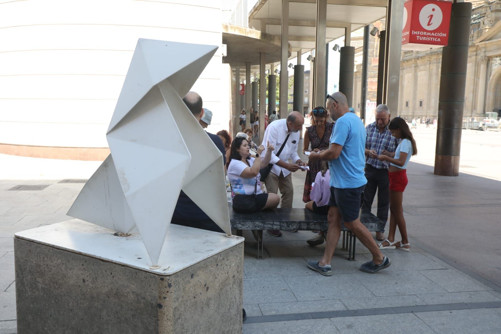 El origami envuelve la Virgen del Pilar y sus alrededores