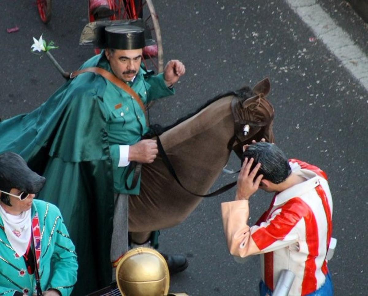 Un hombre disfrazado de Guardia Civil