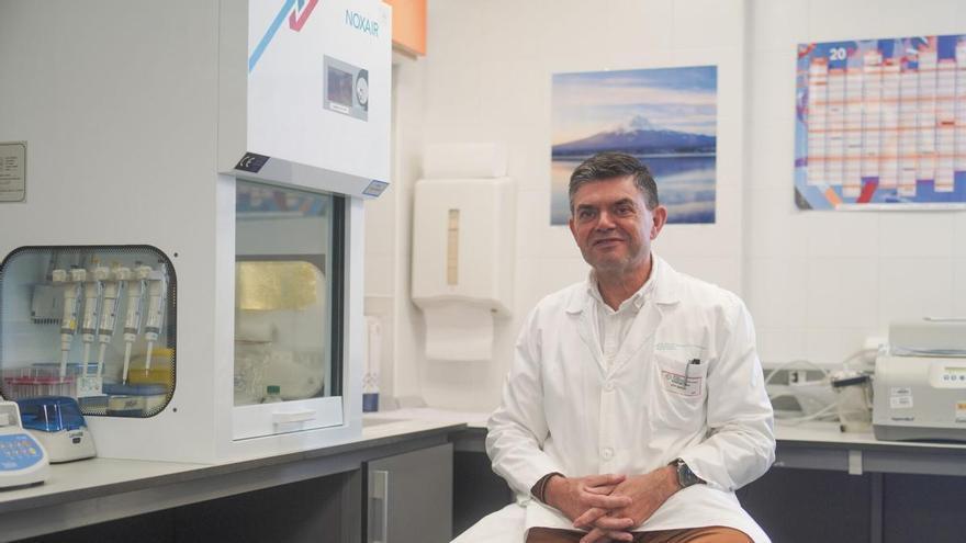 Germán Bou, jefe de Microbiología del Hospital de A Coruña: "Un abuso mayor de fármacos genera más resistencia de las bacterias y, por tanto, mayor mortalidad"