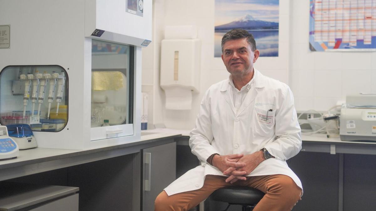 Germán Bou, jefe de Microbiología del Hospital de A Coruña: "Un abuso mayor de fármacos genera más resistencia de las bacterias y, por tanto, mayor mortalidad"