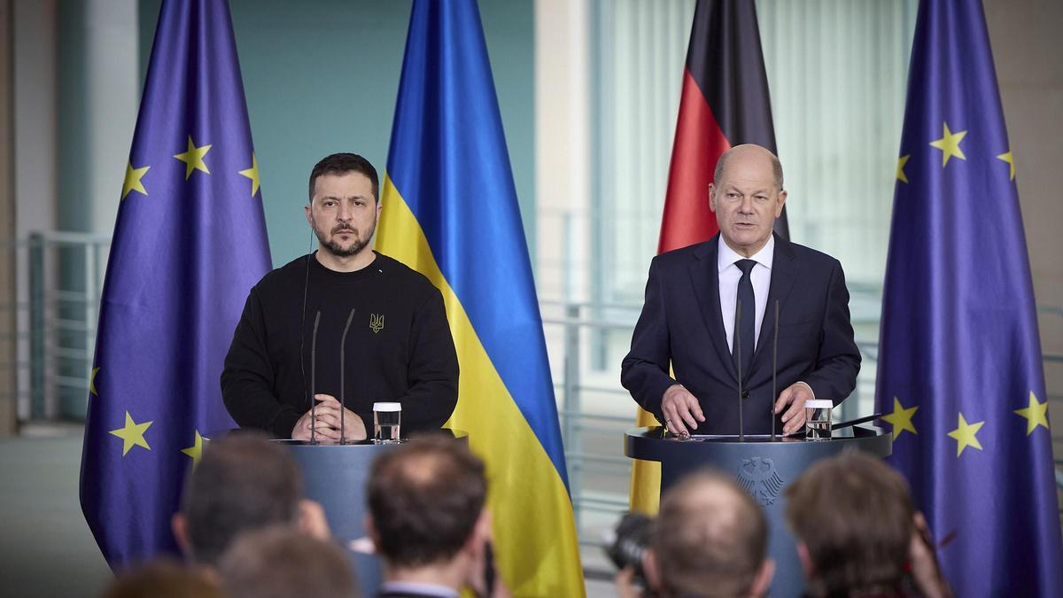 El presidente de Ucrania, Volodímir Zelenski, y el canciller alemán, Olaf Scholz, durante una rueda de prensa en Berlín el pasado 16 de febrero.