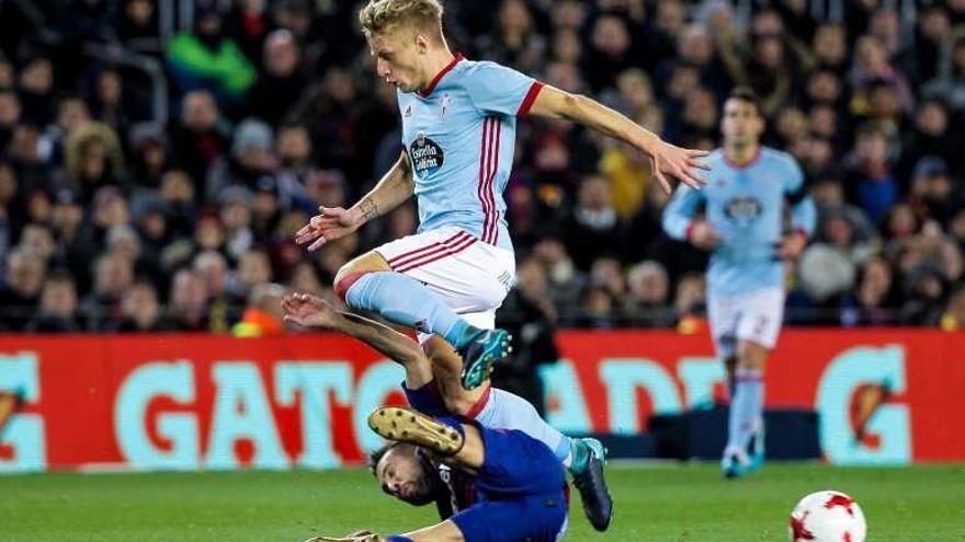 Jordi Alba corta el avance de Wass. // LOF