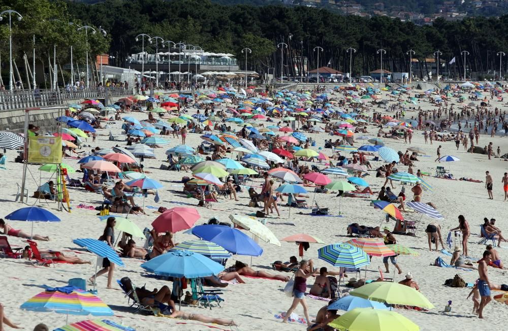 Vigo disfruta del sol del verano con un Samil a rebosar. // Marta G. Brea