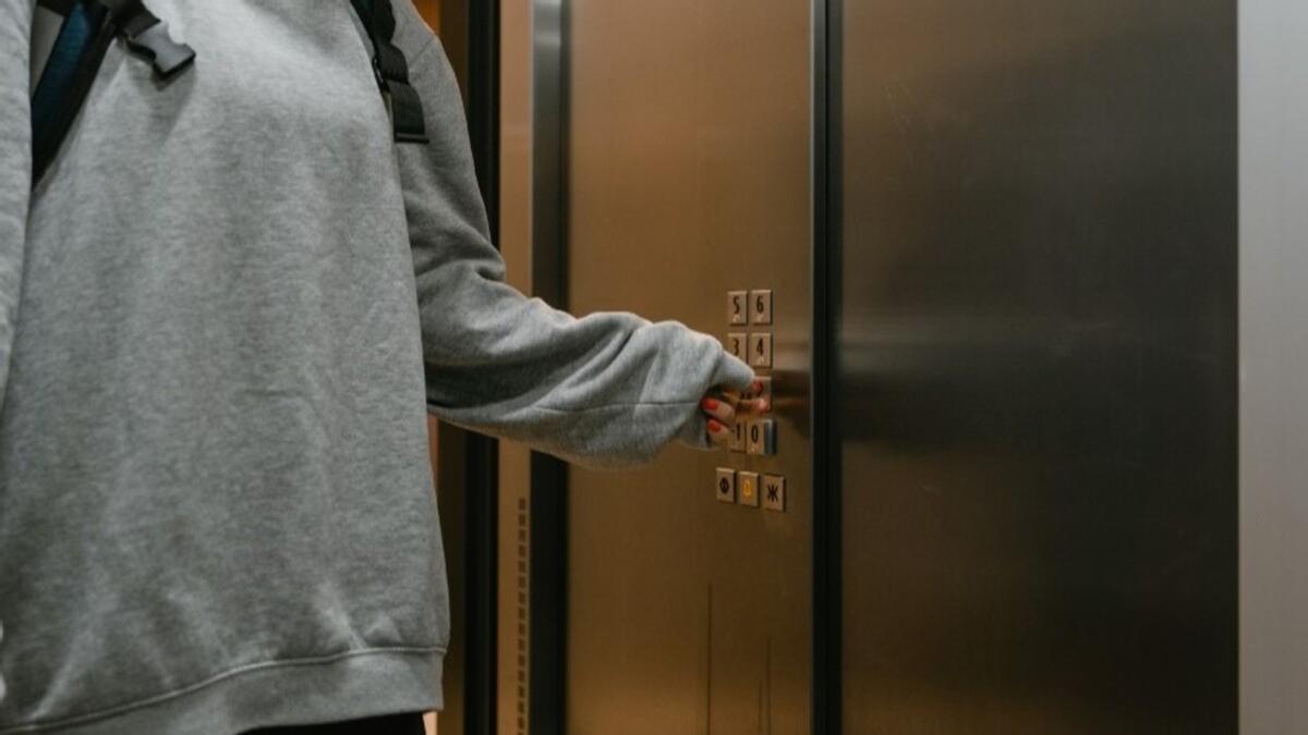 Imagen de archivo de una persona entrando en un ascensor.