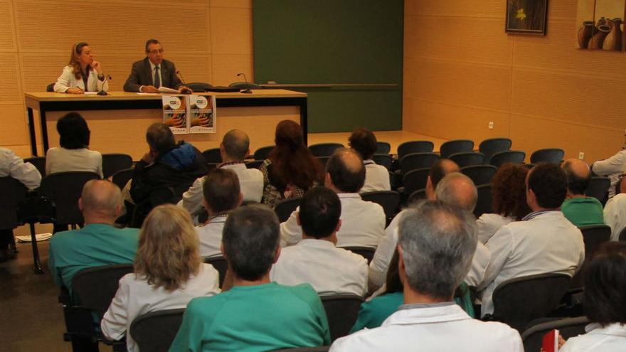 Médicos en una asamblea del sindicato CESM presidida por Tomás Toranzo en el Virgen de la Concha.