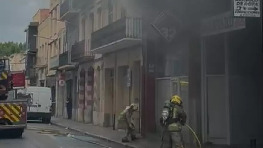 Vídeo: Incendi en una gestoria de Figueres