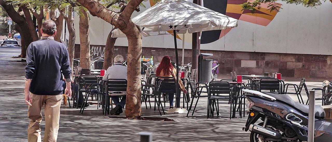 La terraza casi vacía de un bar de Santa Cruz de Tenerife tras el estallido de la pandemia.