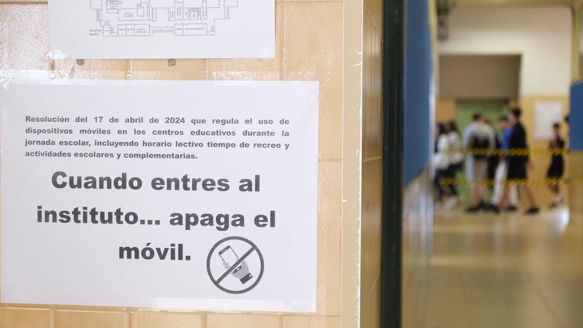 Un cartel que avisa al alumnado de la prohibición del uso del móvil en todo el centro