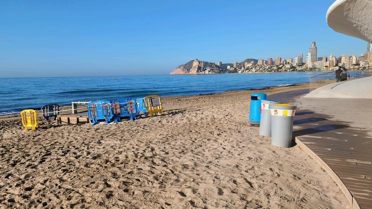 El lavapiés sin uso en la playa de Poniente de Benidorm.