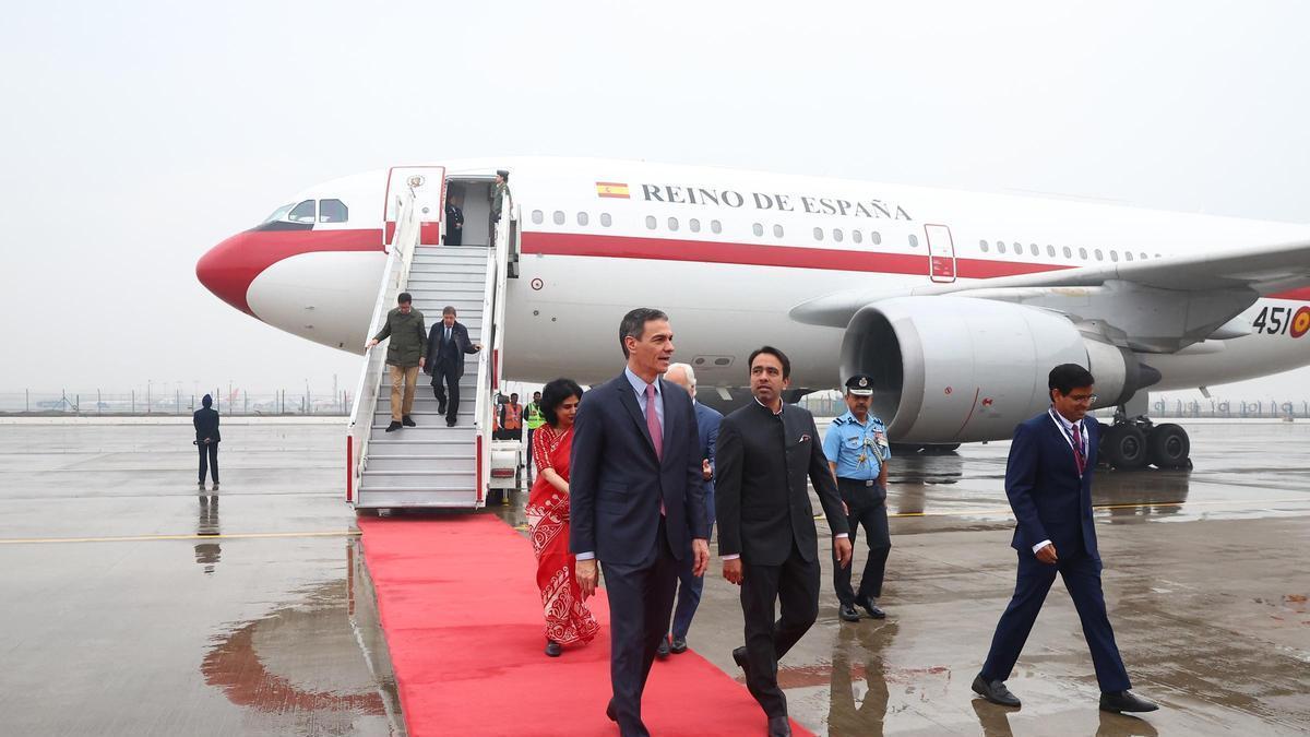 El presidente del Gobierno, Pedro Sánchez (i), a su llegada a India, a 18 de febrero de 2026, en Nueva Delhi (República de la India).