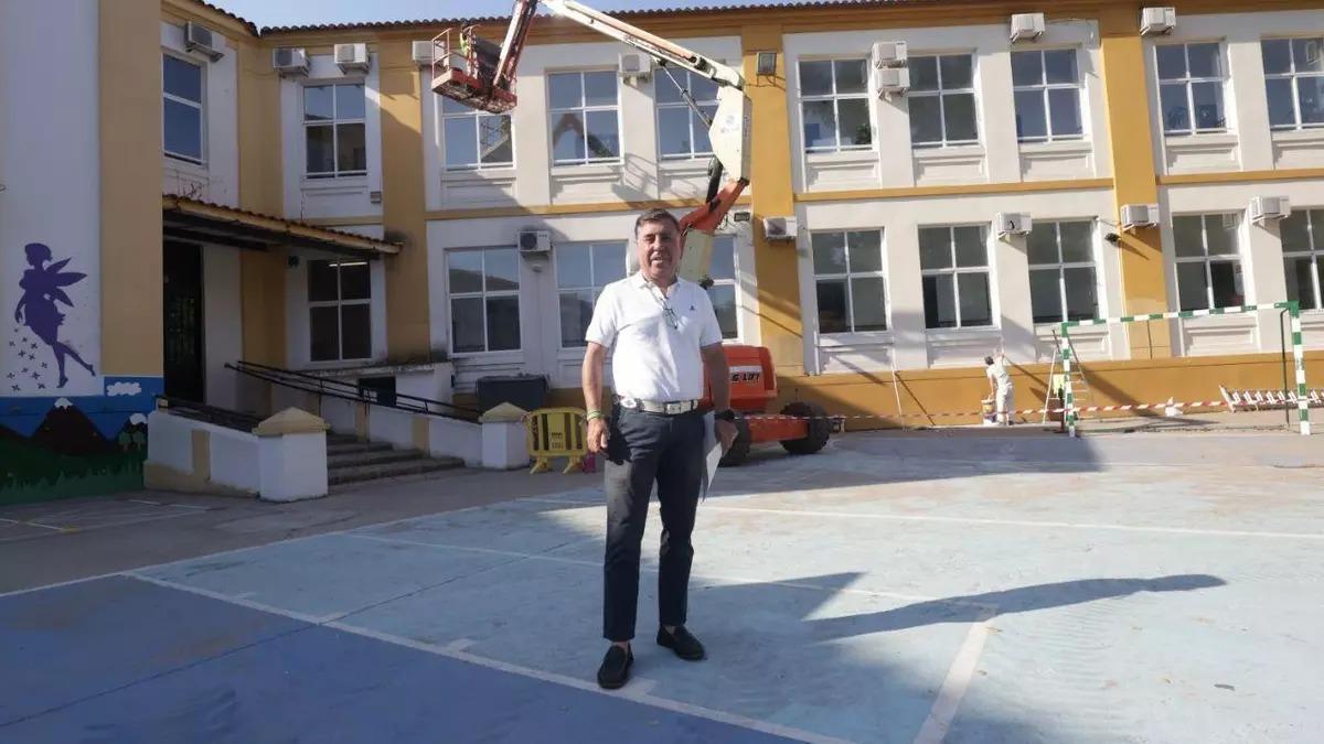 Miguel Ruiz Madruga, en el colegio Colón, uno de los que se han pintado con el prorgama Andalucía Activa.