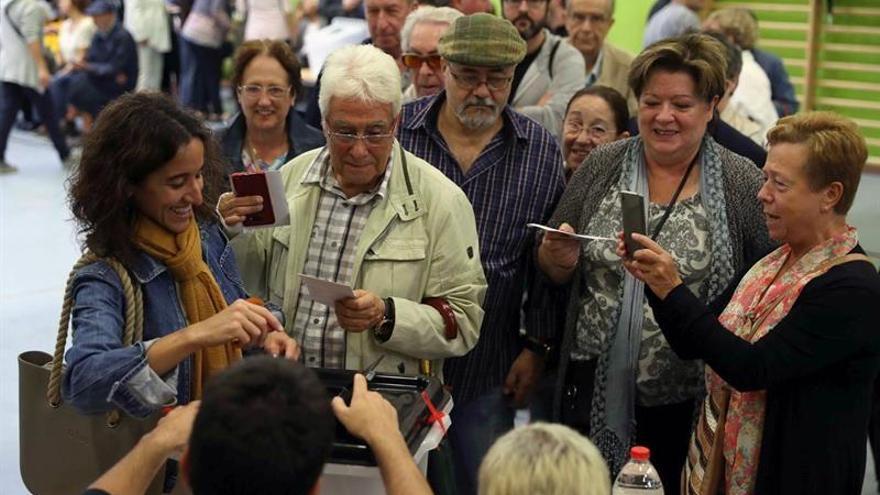 Un hombre sufre un infarto durante el desalojo de un colegio electoral en Lleida