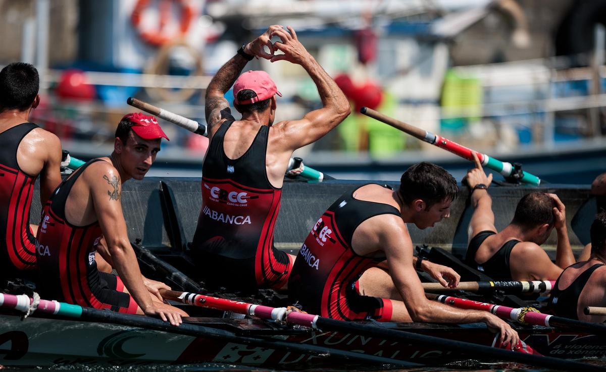 Los remeros de Cabo de Cruz a la finalización de la regata de ayer.