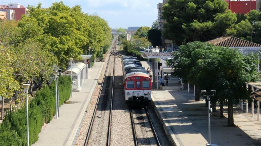 Uno de los trenes en la estación de Aldaia.