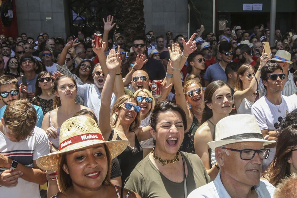 La pirotecnia Del Mediterráneo ofrece una mascletà marcada por la intensidad y con un potente terremoto final a dos alturas que ha provocado la rotura de un cristal del entorno de la plaza y daños en