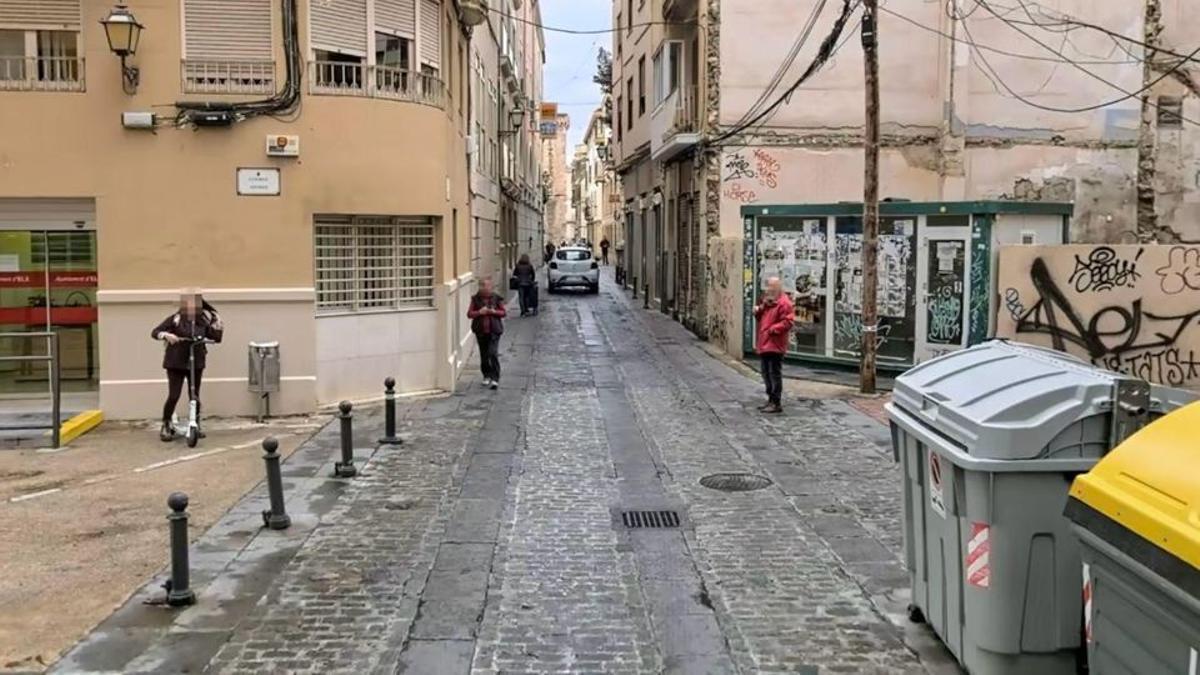 Contenedores de basura en el centro de Elche