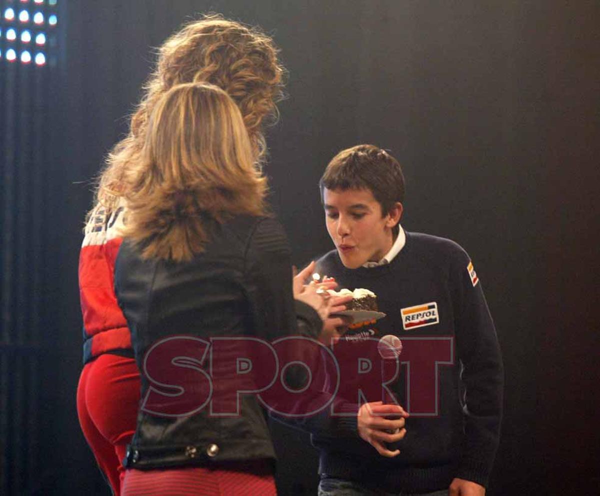 Marc Márquez sopla las velas de su 15 cumpleaños en febrero de 2008 durante la presentación del equipo Repsol-KTM, el año de su debut en el Mundial de motociclismo en la categoría de 125cc