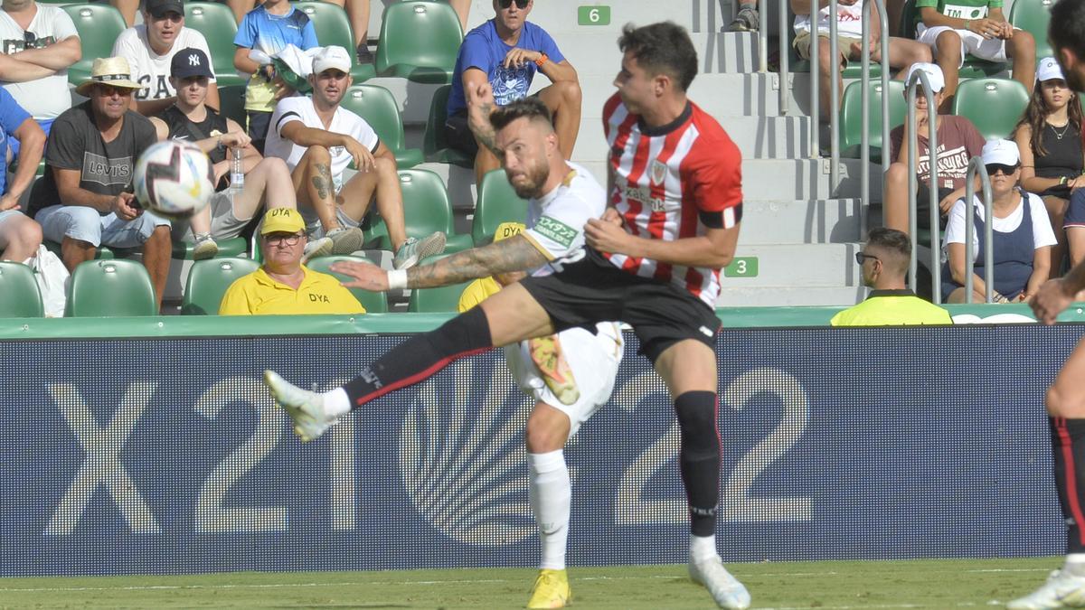 Josan intenta un centro al área, durante el partido frente al Athletic Club de Bilbao