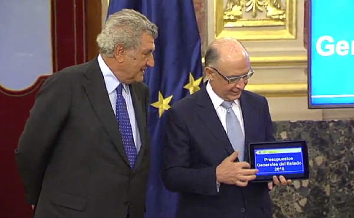 El ministre d’Hisenda i Administracions Públiques, Cristobal Montoro, entregava aquest matí a Jesús María Posada, president del Congrés, el projecte dels Pressupostos Generals de l’Estat del 2016.