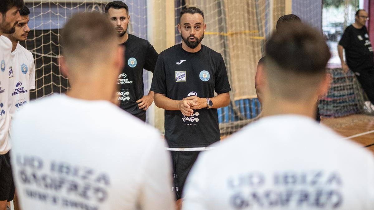 José Fernández Cortina, técnico de la UD Ibiza-Gasifred, conversa con sus jugadores en el estreno de la pretemporada.