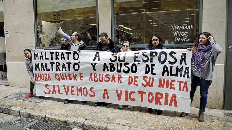 Allegados a la mujer se concentraron frente a sa Gerreria el día del juicio, el pasado noviembre.