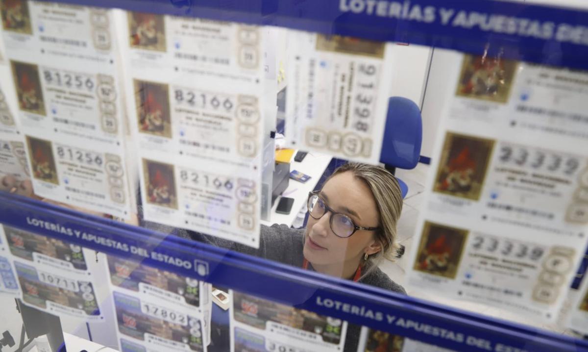 Pilar León, en la ventanilla de la administración El Gato Negro.