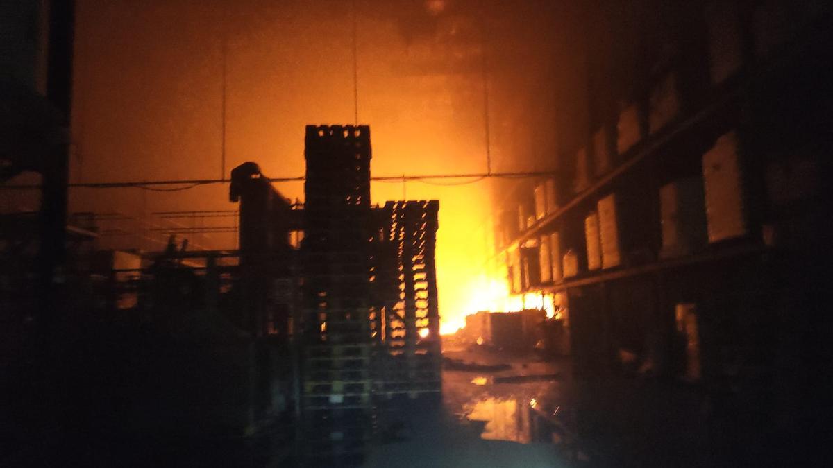 GALERÍA | Las imágenes del incendio de la aceitunera Acenorca de Montehermoso