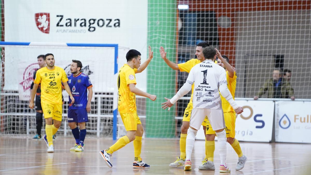 Los jugadores del Peñíscola celebran uno de los goles.