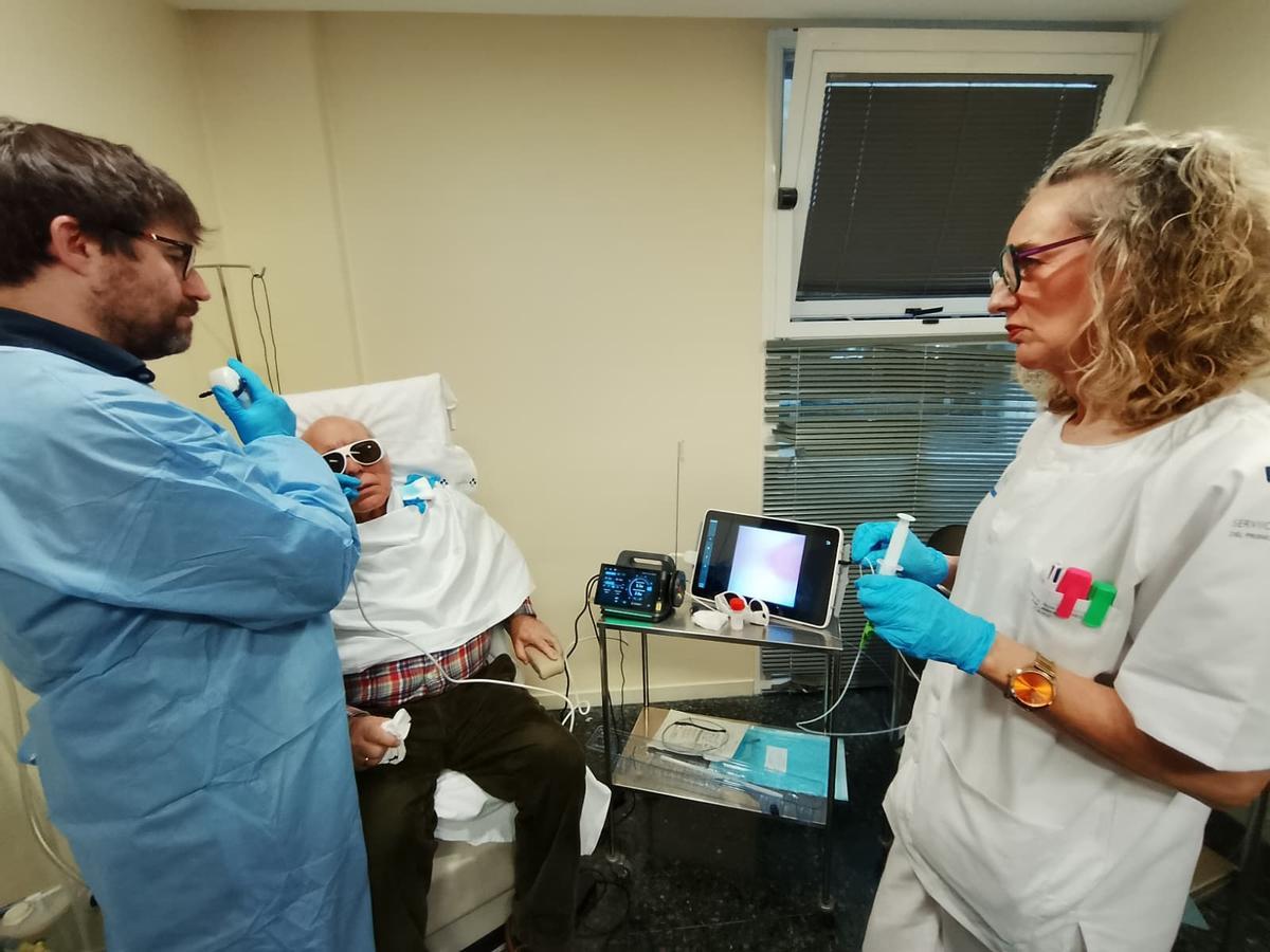 El otorrino Sergio Obeso y la enfermera Cristina García, durante una intervención con láser azul en el Hospital Universitario de Cabueñes (Gijón).