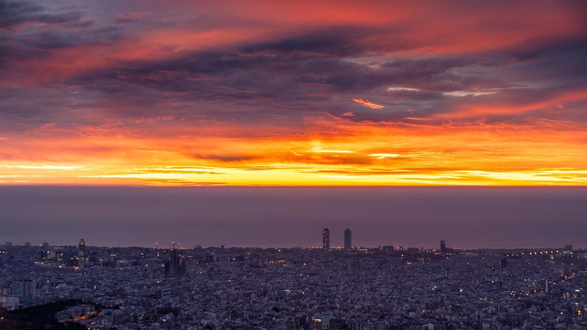 Pequeño pilar de Sol visible durante el amanecer en Barcelona, el 29 de diciembre del 2023